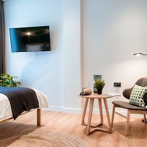 Camera media con letto king size